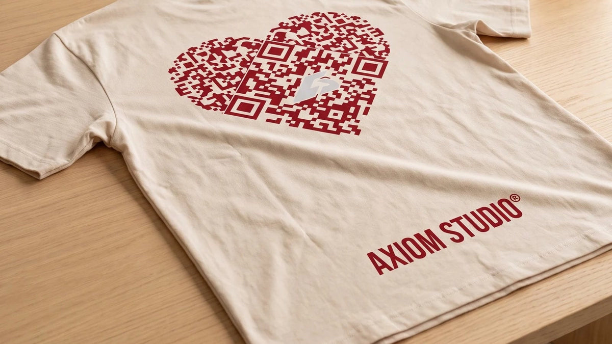 Camiseta COR blanco vintage de Axiom Studio sobre una mesa de madera, con el corazón QR estampado en la espalda