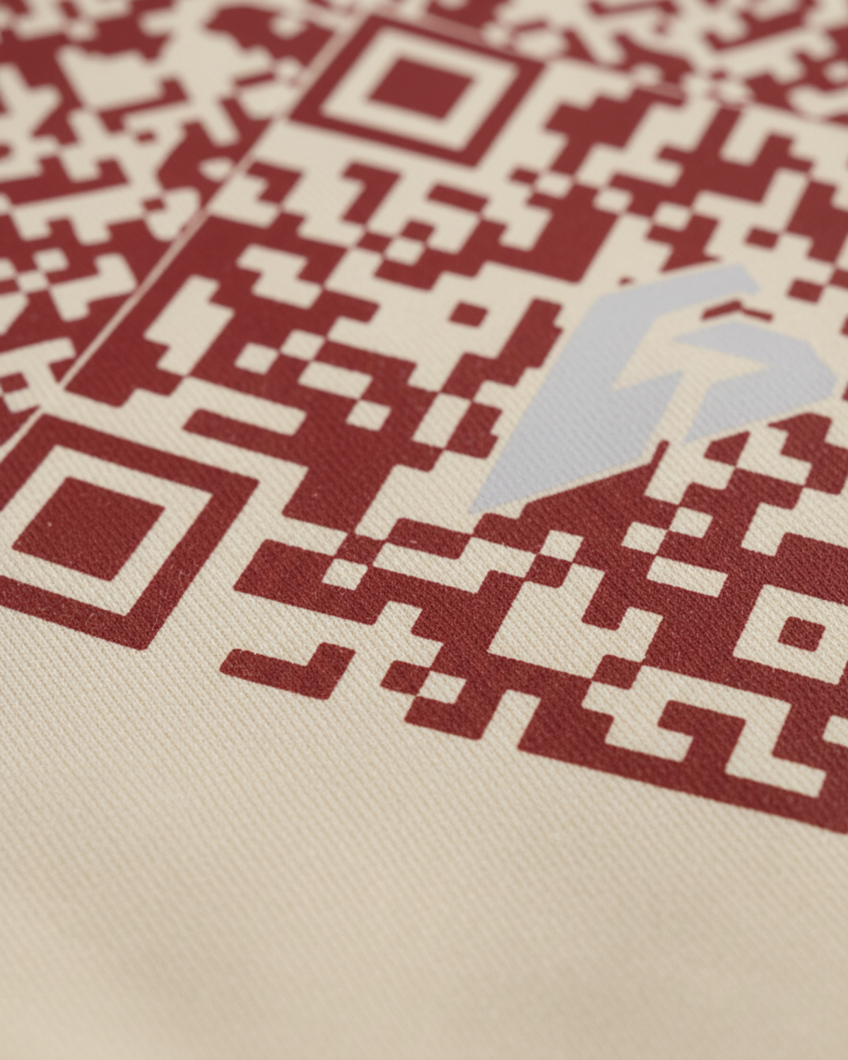 COR x Axiom Studio — sudadera angora con QR personalizable, vista trasera | Axiom Studio