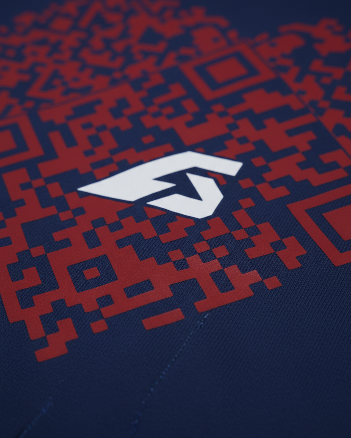 COR x Axiom Studio — sudadera marino con QR personalizable, vista trasera | Axiom Studio