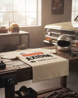 FAKE DRIVER — camiseta arena estilo motorsport, drop edición limitada, detalle de la prenda | Axiom Studio