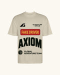 FAKE DRIVER — camiseta arena estilo motorsport, drop edición limitada, vista frontal | Axiom Studio