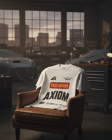 FAKE DRIVER — camiseta blanco estilo motorsport, drop edición limitada, detalle de la prenda | Axiom Studio