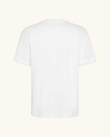 FAKE DRIVER — camiseta blanco estilo motorsport, drop edición limitada, detalle del diseño | Axiom Studio