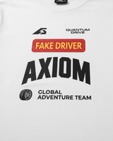 FAKE DRIVER — camiseta blanco vintage estilo motorsport, drop edición limitada, vista trasera | Axiom Studio