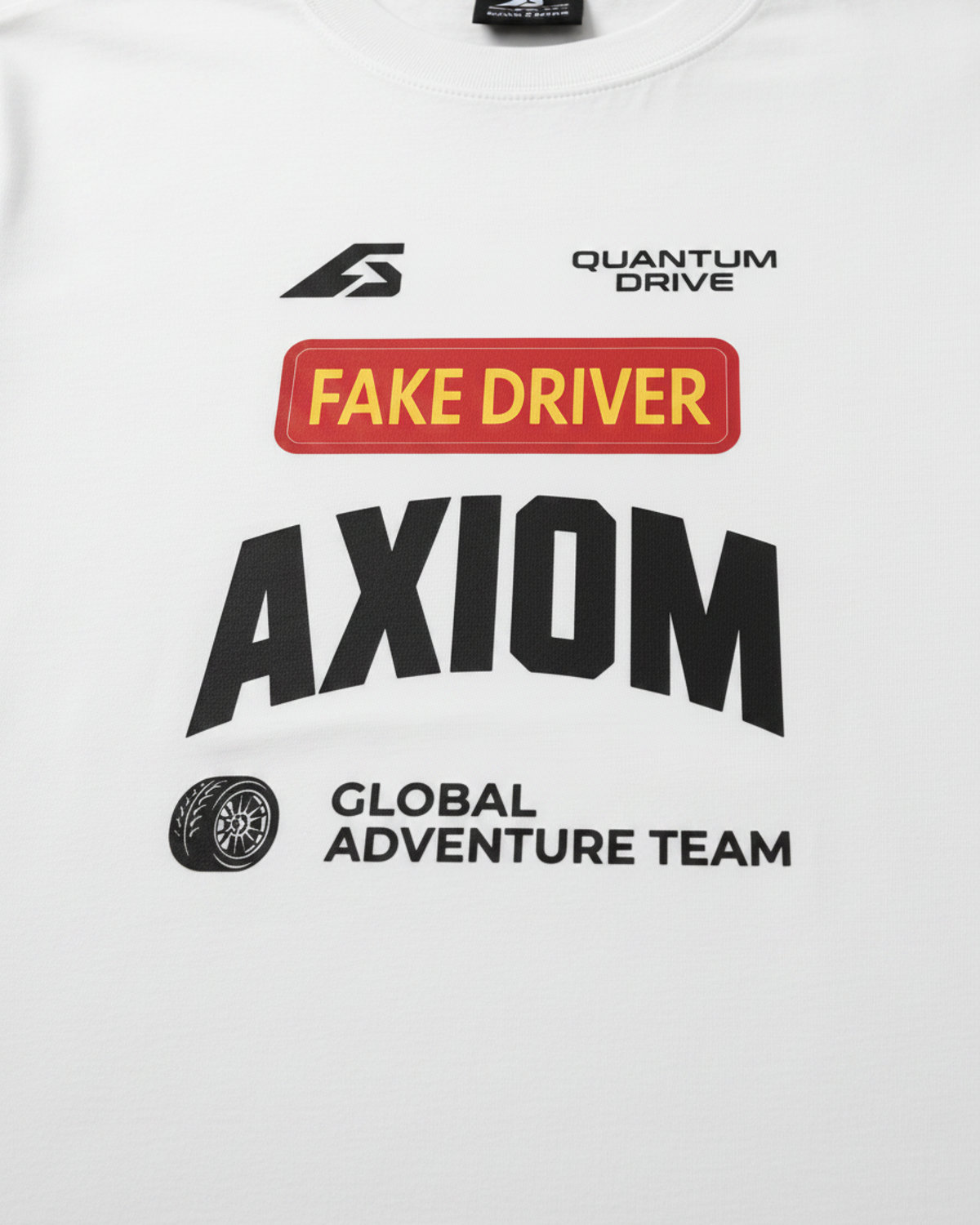 FAKE DRIVER — camiseta blanco vintage estilo motorsport, drop edición limitada, vista trasera | Axiom Studio