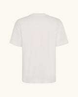 FAKE DRIVER — camiseta blanco vintage estilo motorsport, drop edición limitada, detalle del diseño | Axiom Studio