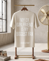 EX-GIRLFRIEND — camiseta streetwear «My Biggest Fan» en blanco vintage, detalle de la prenda | Axiom Studio
