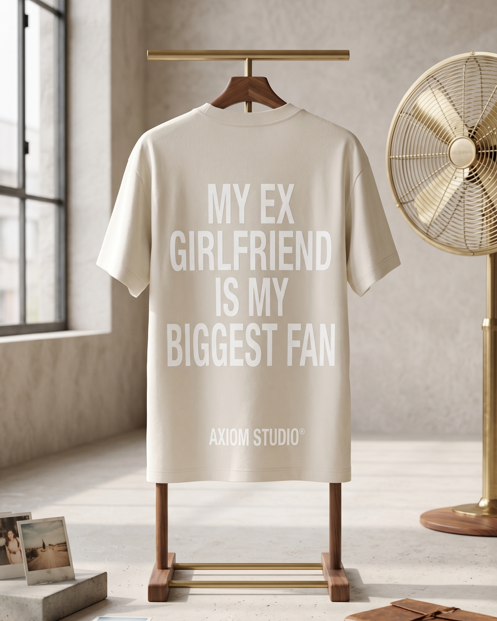 EX-GIRLFRIEND — camiseta streetwear «My Biggest Fan» en blanco vintage, detalle de la prenda | Axiom Studio