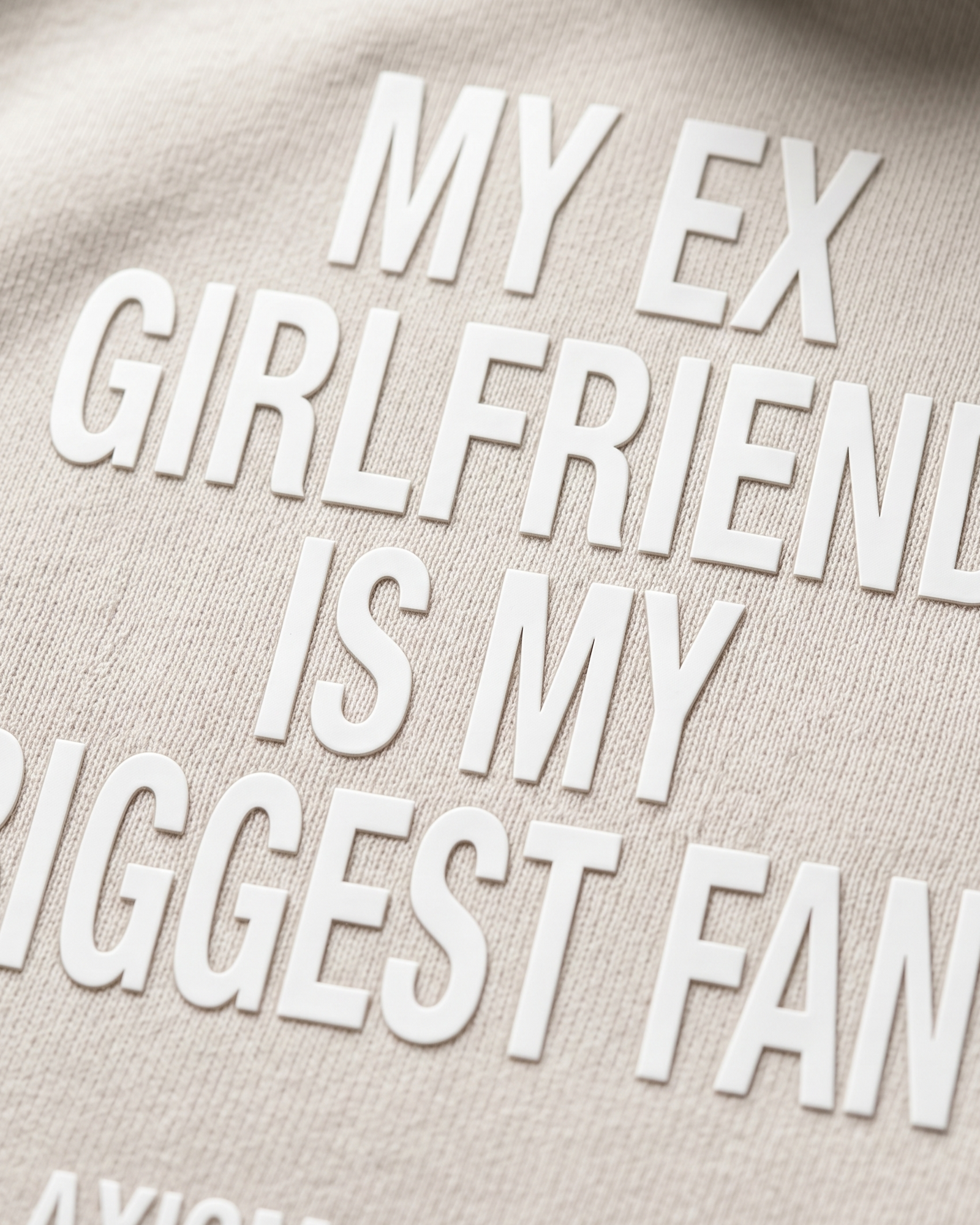 EX-GIRLFRIEND — sudadera streetwear «My Biggest Fan» en blanco vintage, vista trasera | Axiom Studio