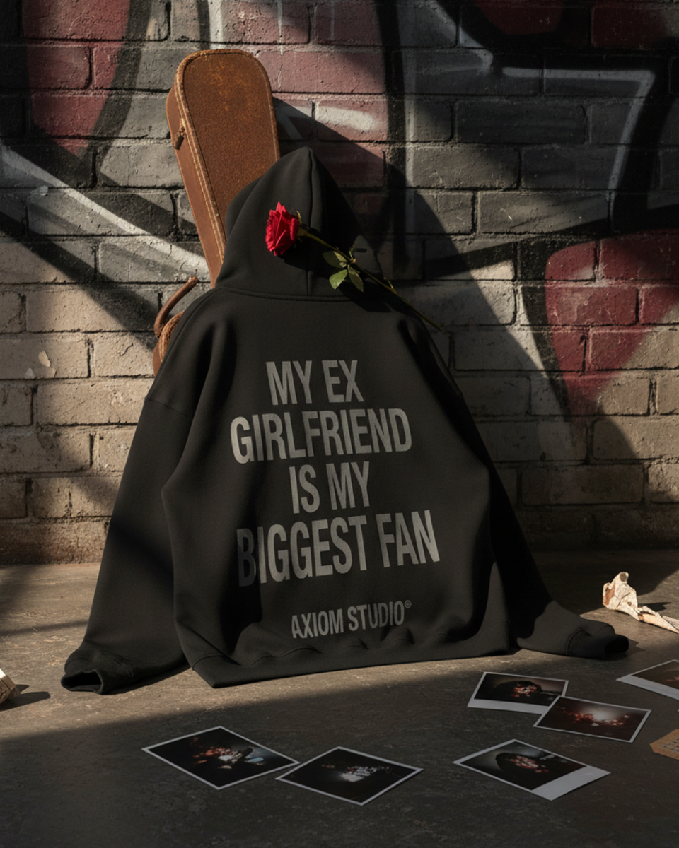 EX-GIRLFRIEND — sudadera streetwear «My Biggest Fan» en negro, detalle de la prenda | Axiom Studio