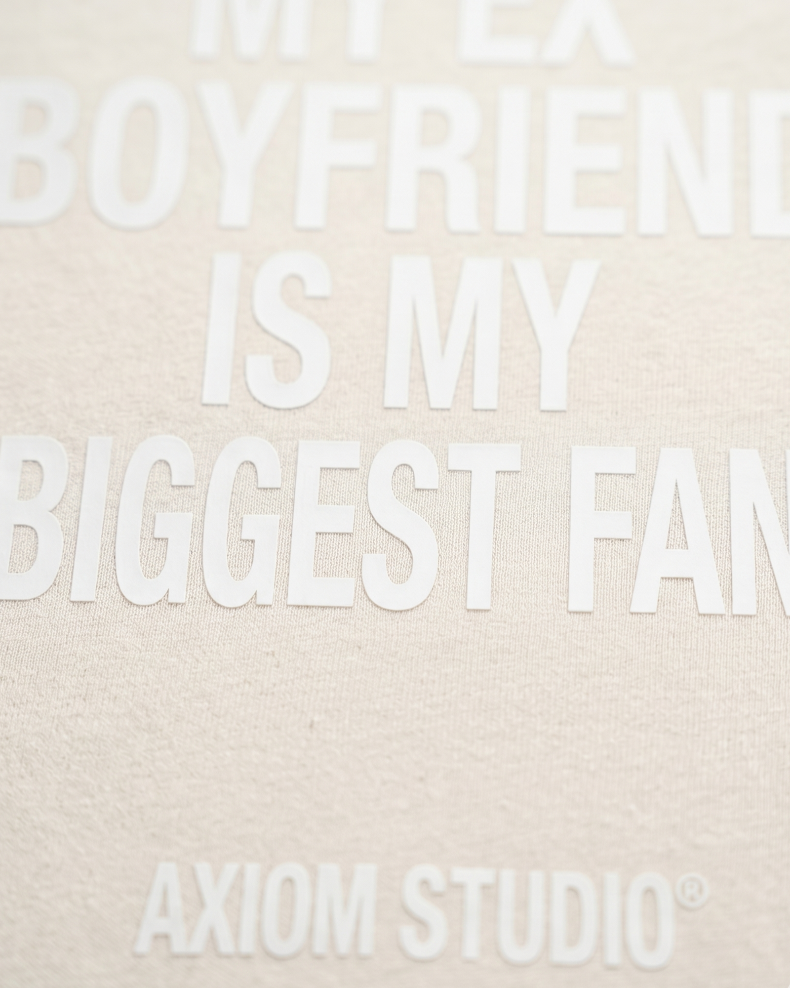 EX-BOYFRIEND — camiseta streetwear «My Biggest Fan» en blanco vintage, vista trasera | Axiom Studio