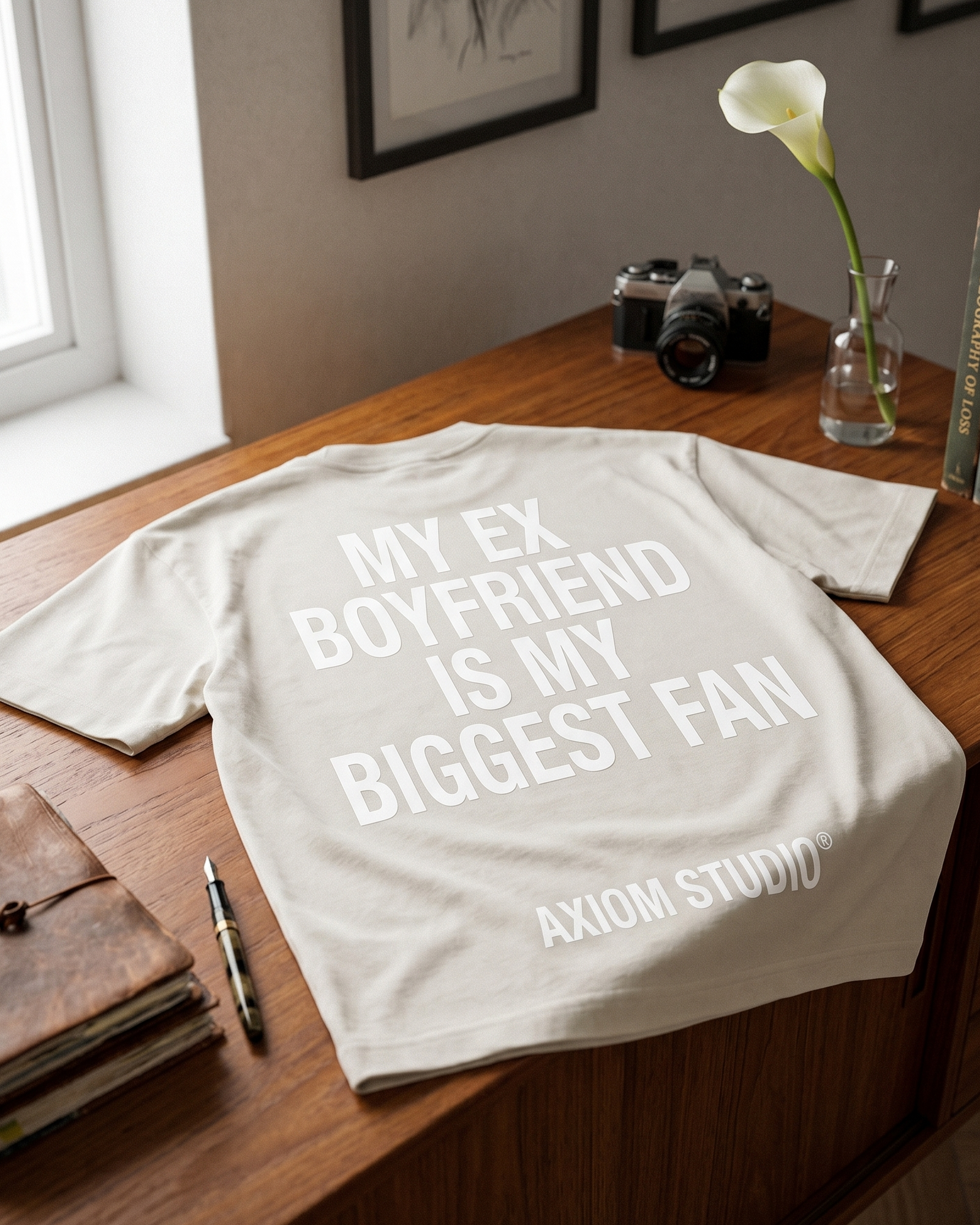 EX-BOYFRIEND — camiseta streetwear «My Biggest Fan» en blanco vintage, detalle de la prenda | Axiom Studio