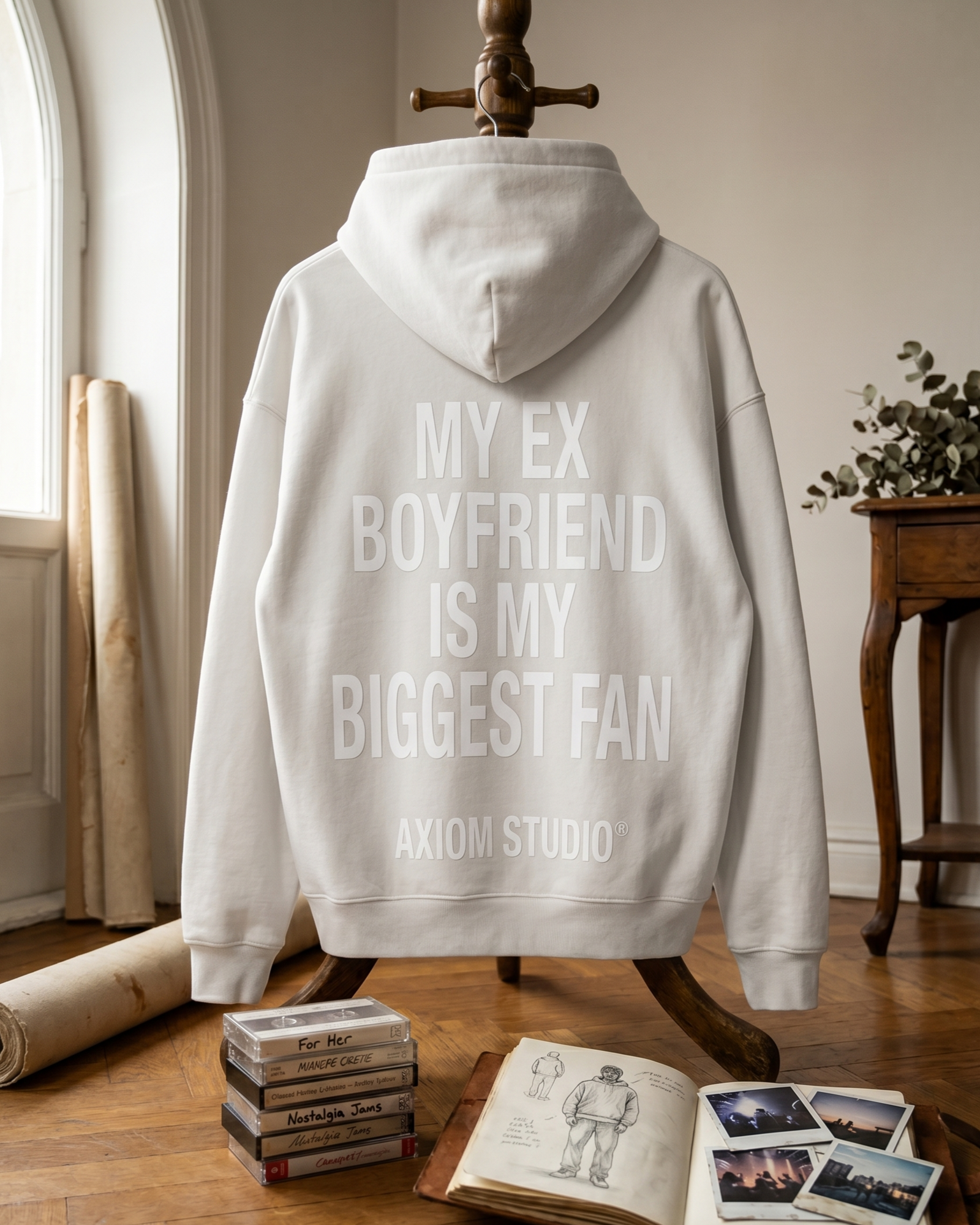 EX-BOYFRIEND — sudadera streetwear «My Biggest Fan» en blanco vintage, detalle de la prenda | Axiom Studio