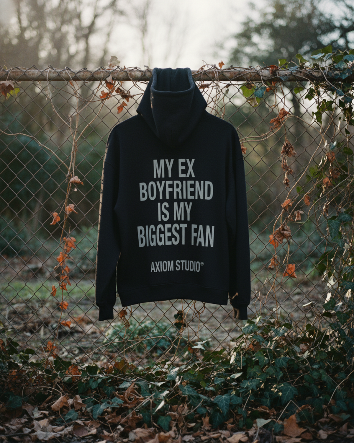 EX-BOYFRIEND — sudadera streetwear «My Biggest Fan» en negro, detalle de la prenda | Axiom Studio
