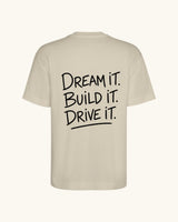 DREAM IT — camiseta arena estilo motorsport, drop edición limitada, detalle del diseño | Axiom Studio