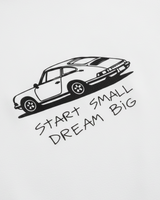 DREAM IT — camiseta blanco estilo motorsport, drop edición limitada, vista trasera | Axiom Studio