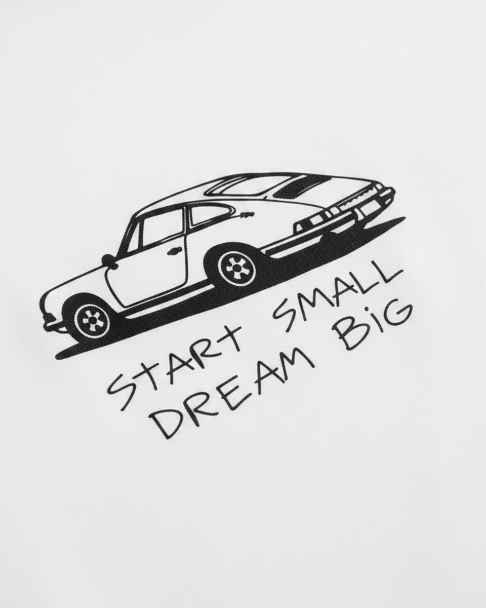 DREAM IT — camiseta blanco estilo motorsport, drop edición limitada, vista trasera | Axiom Studio