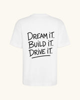 DREAM IT — camiseta blanco estilo motorsport, drop edición limitada, detalle del diseño | Axiom Studio