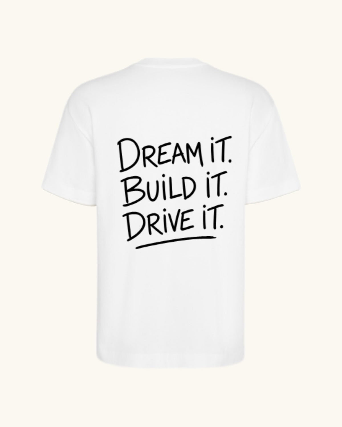 DREAM IT — camiseta blanco estilo motorsport, drop edición limitada, detalle del diseño | Axiom Studio