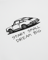 DREAM IT — camiseta blanco vintage estilo motorsport, drop edición limitada, vista trasera | Axiom Studio