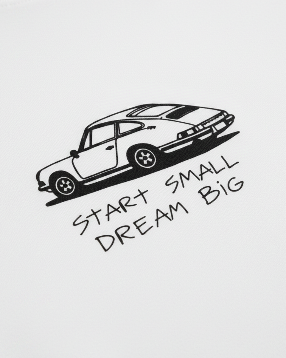 DREAM IT — camiseta blanco vintage estilo motorsport, drop edición limitada, vista trasera | Axiom Studio