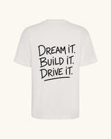 DREAM IT — camiseta blanco vintage estilo motorsport, drop edición limitada, detalle del diseño | Axiom Studio