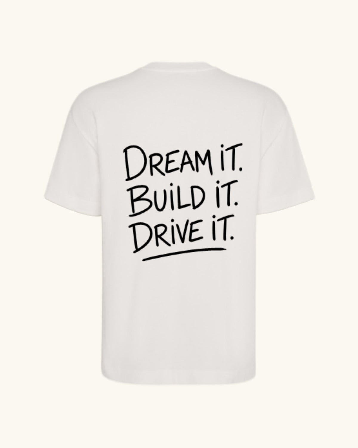 DREAM IT — camiseta blanco vintage estilo motorsport, drop edición limitada, detalle del diseño | Axiom Studio