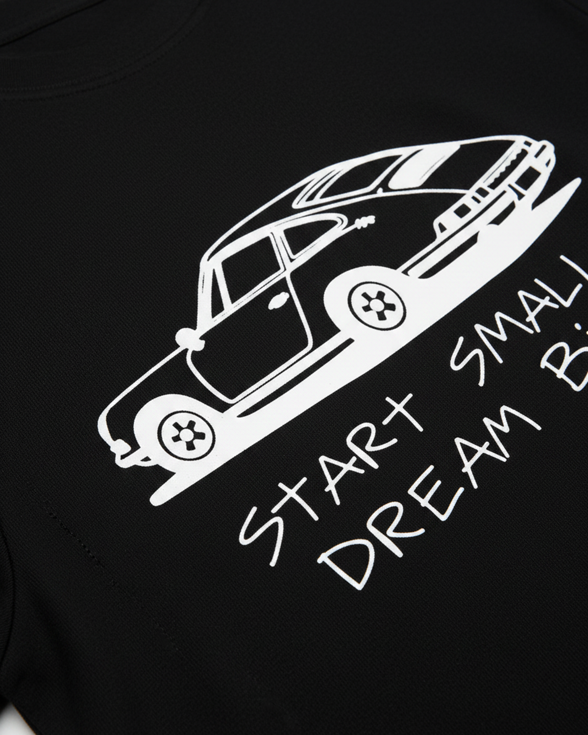 DREAM IT — camiseta negro estilo motorsport, drop edición limitada, vista trasera | Axiom Studio