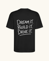 DREAM IT — camiseta negro estilo motorsport, drop edición limitada, detalle del diseño | Axiom Studio