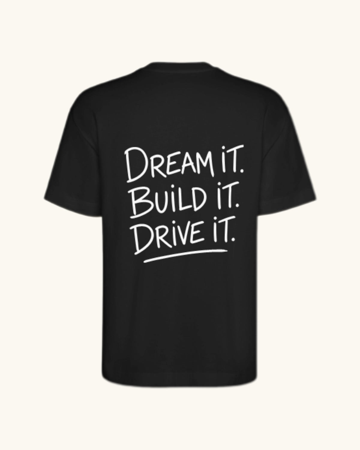 DREAM IT — camiseta negro estilo motorsport, drop edición limitada, detalle del diseño | Axiom Studio