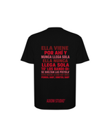 Espalda de la camiseta SOBETEO SPIDER negra, con el bloque de frases y el sello Axiom Studio