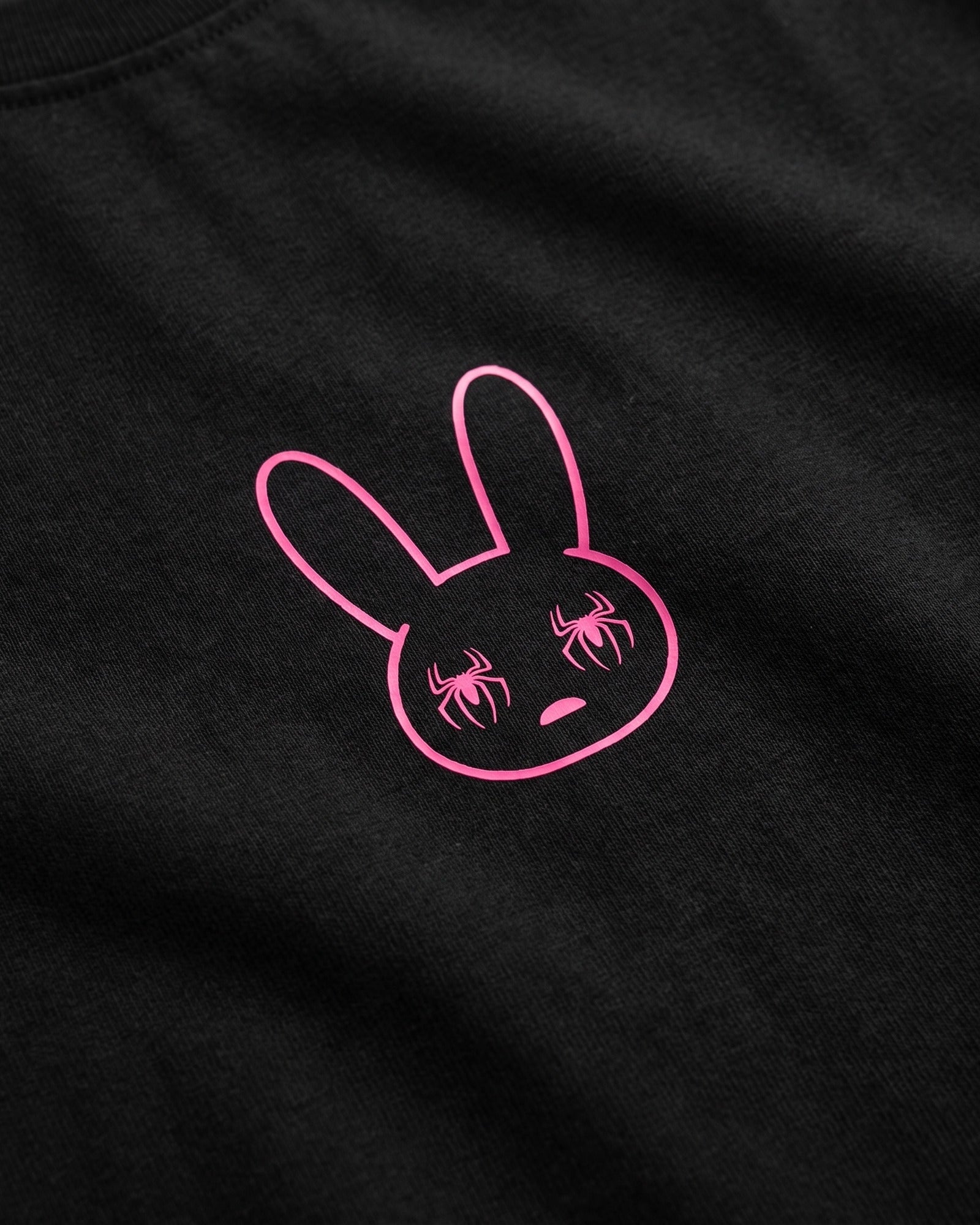 Detalle del estampado de la espalda de la camiseta SOBETEO SPIDER negra