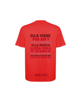 Espalda de la camiseta SOBETEO SPIDER roja, con el bloque de frases y el sello Axiom Studio